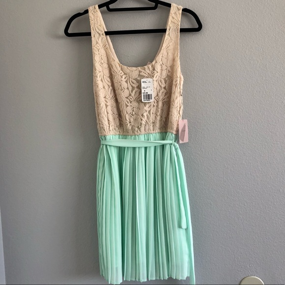 Forever 21 Dresses & Skirts - NWT Forever 21 Cream & Mint Knee Length Dress Sz M